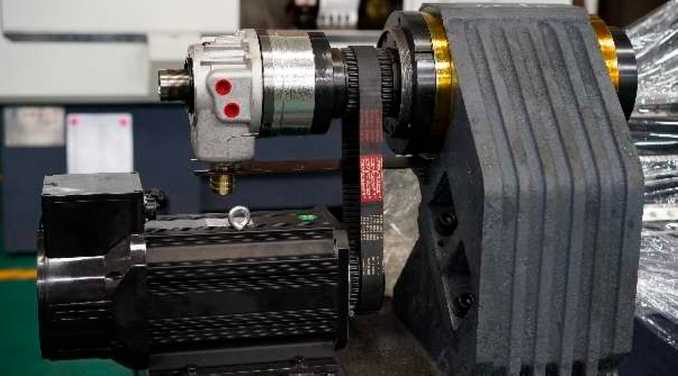 Прочный гидравлический цанговый патрон может удерживать прутки диаметром до 45 мм и одну заготовку диаметром до 300 мм.